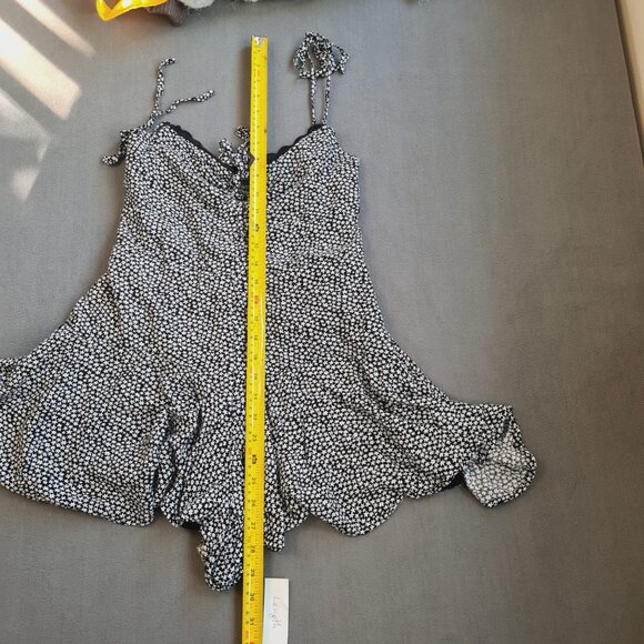 Streetwear Society Women Tie Sleeves Romper Size M Black w/ Star Print - Picture 11 of 12